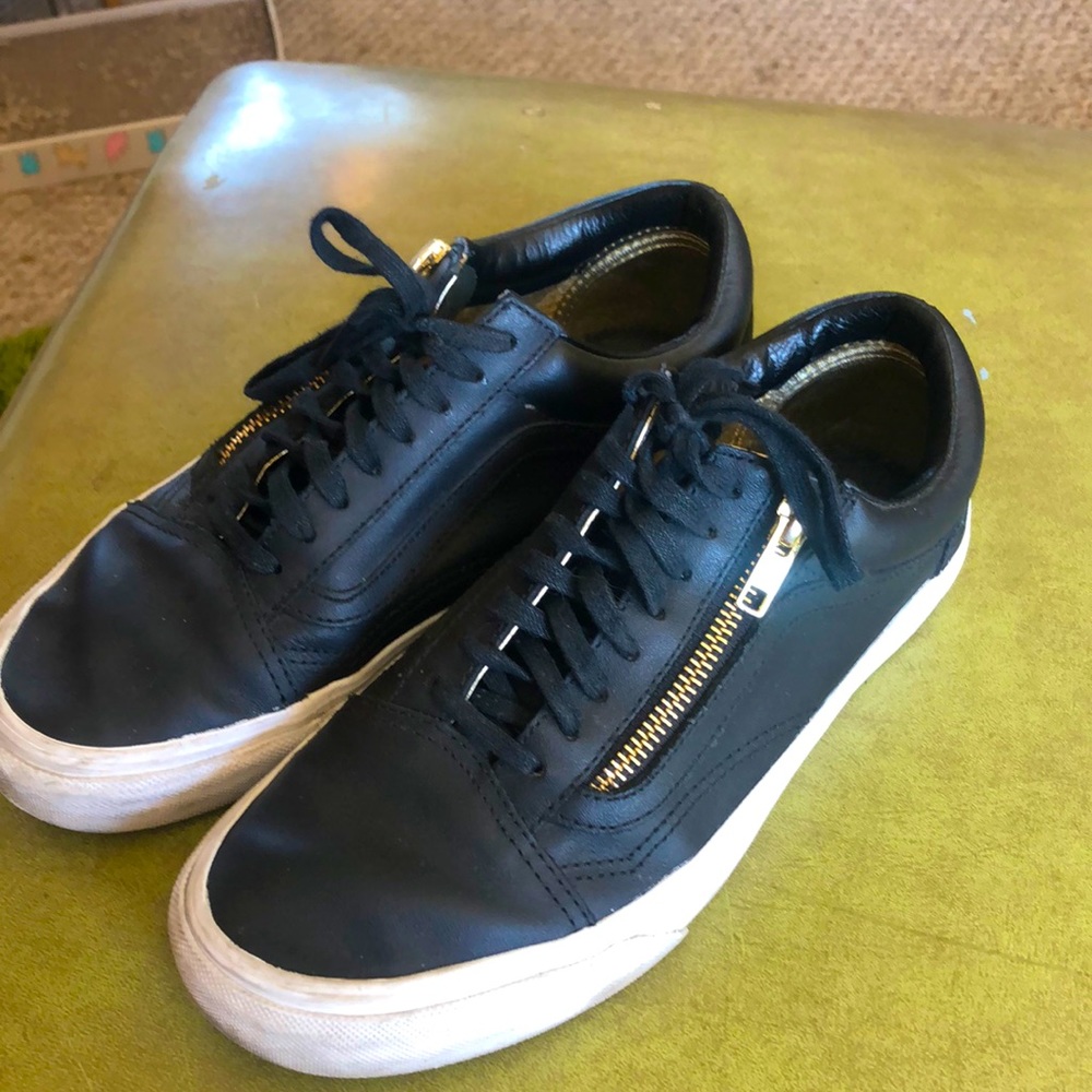 😎 Black leather Vans